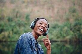 woman-listening-music-nature_cg2p33552815c_th
